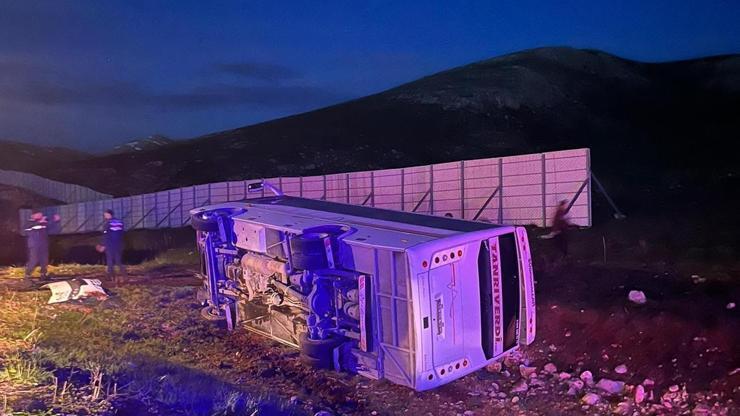 Taraftarları taşıyan midibüs devrildi Taraftarları taşıyan midibüs devrildi