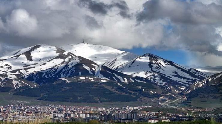 Bir yanda kar, bir yanda bahar: Erzurumda iki mevsim bir arada...