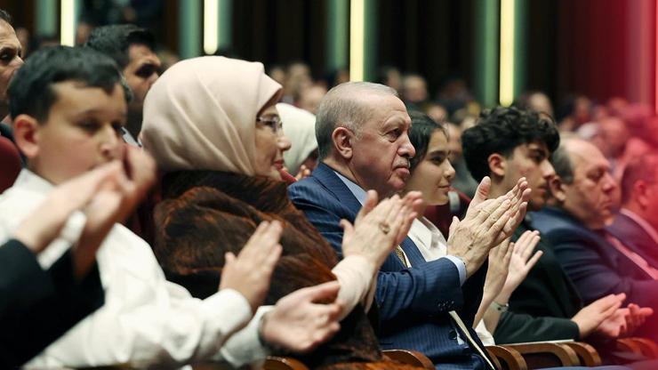 Cumhurbaşkanı Erdoğan ve eşi Emine Erdoğan, 19 Mayıs Konserinde Çocuklarla Bir Araya Geldi Cumhurbaşkanı Erdoğan ve eşi Emine Erdoğan, 19 Mayıs Konserinde Çocuklarla Bir Araya Geldi