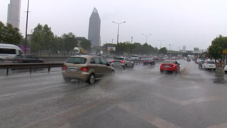Kadıköy’de yağmur etkili oluyor; yollar göle döndü Kadıköy’de yağmur etkili oluyor; yollar göle döndü