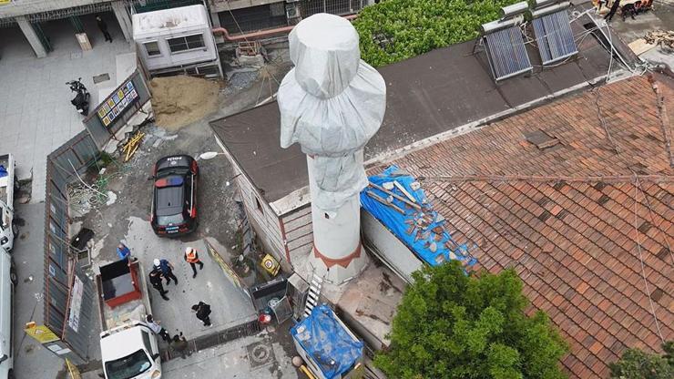 Tarihi caminin vinç çarpan minaresi yıkıldı Tarihi caminin vinç çarpan minaresi yıkıldı