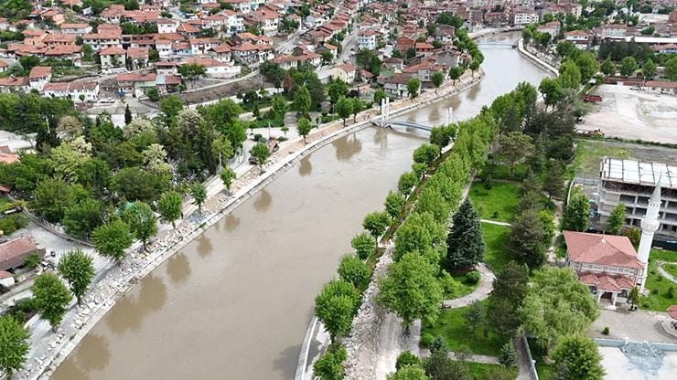 Tokat'ta taşkın riskine karşı dev kayalarla 9 kilometrelik set çekildi