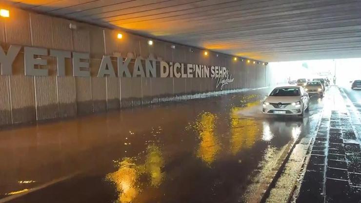 Diyarbakırda sağanak trafiği felç etti