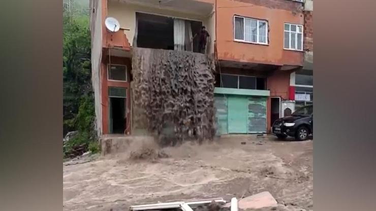 Orduda evin içinden sel geçti