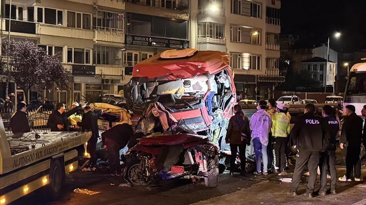 Giresun’da feci trafik kazası! Tırın çarptığı iki otomobilde 5 kişi hayatını kaybetti