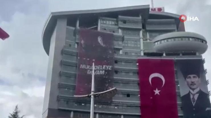 Özgür Özelin CHP Genel Merkezindeki afişi indirildi