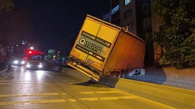 Küçükçekmecede yokuşta geri kayan TIR refüjde asılı kaldı