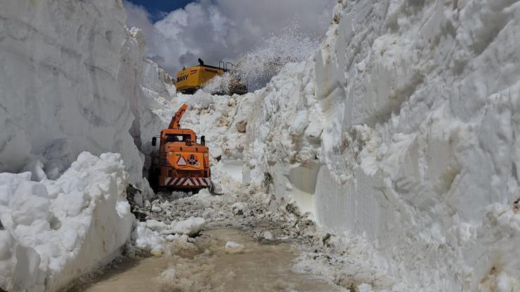 Şırnak’ta 7 metreyi aşan karla mücadele Şırnak’ta 7 metreyi aşan karla mücadele