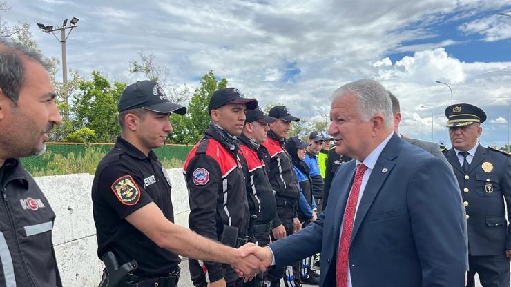 Aksaray'da Vali Murat Duru, uygulama noktasında vatandaşlarla bayramlaştı Aksaray'da Vali Murat Duru, uygulama noktasında vatandaşlarla bayramlaştı