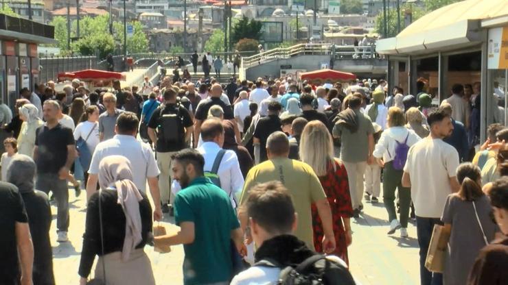 Kurban Bayramı öncesi Eminönünde yoğunluk