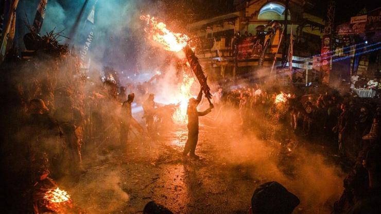 ATEŞ SAVAŞI Adeta kıvılcım yağmuru oluştu…