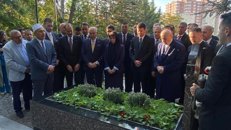Bahçeli, Türkeş'in mezarını ziyaret etti Bahçeli, Türkeş'in mezarını ziyaret etti