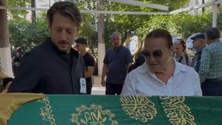 Engin Hepilerinin Annesi Hayatını Kaybetti Cenazede Oğlunun Gözyaşları Herkesi Duygulandırdı