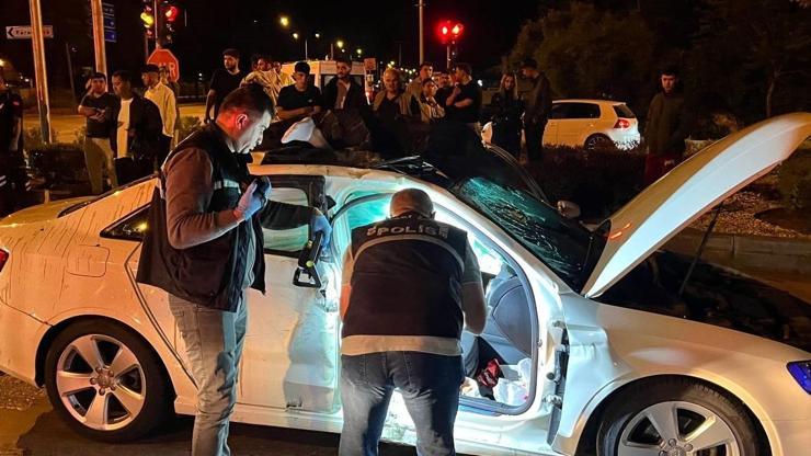 Motosikletle otomobil çarpıştı: 1 ölü, 3 yaralı