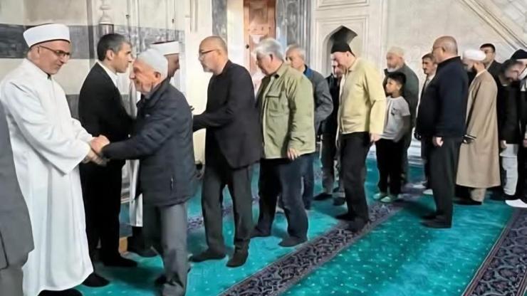 Vali Aktaş, camide bayramlaştı