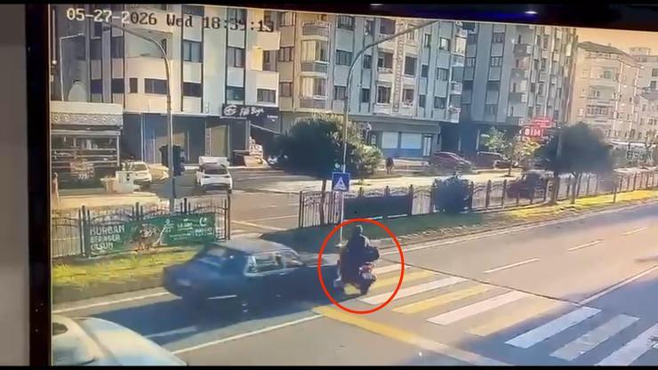 Otomobil yaya geçidinde motosiklete çarptı: kaza kamerada