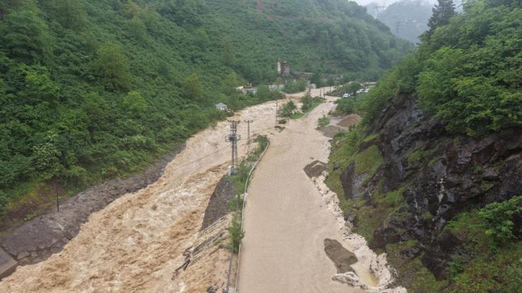 Giresun'da dere taştı, yol ulaşıma kapatıldı Giresun'da dere taştı, yol ulaşıma kapatıldı