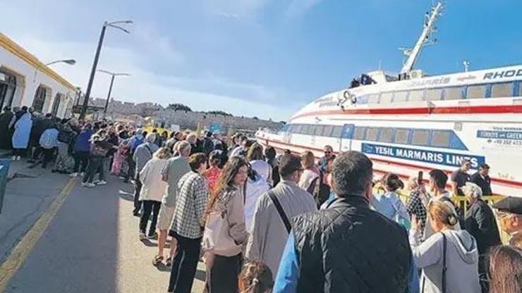 Yunan adalarına akın var! Feribot biletleri cep yakıyor Yunan adalarına akın var! Feribot biletleri cep yakıyor