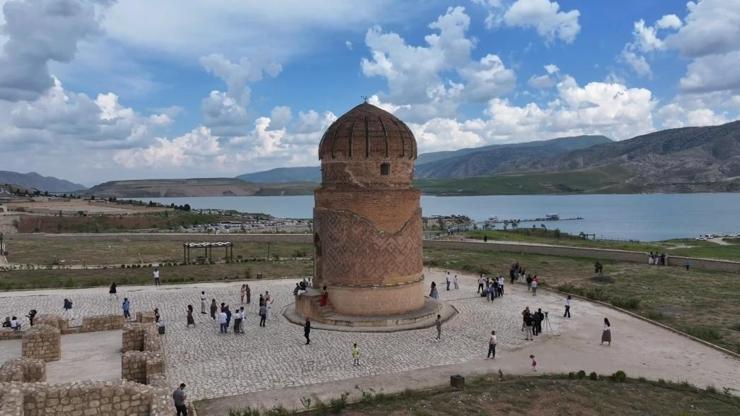 12 bin yıllık geçmişe sahip Hasankeyf'te bayram yoğunluğu 12 bin yıllık geçmişe sahip Hasankeyf'te bayram yoğunluğu