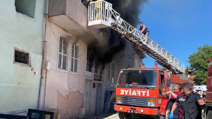 Evde çıkan yangından, pencereye uzatılan merdivenle kurtarıldılar Evde çıkan yangından, pencereye uzatılan merdivenle kurtarıldılar