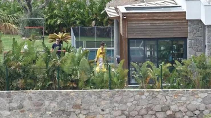 Fahriye Evcen ve Burak Özçivit Bodrum sezonunu açtı Gümüşlük’te yazlıklarında görüntülendiler