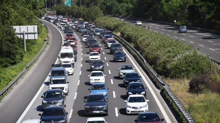 Yollar kilit Bayram dönüşü yoğunluğu