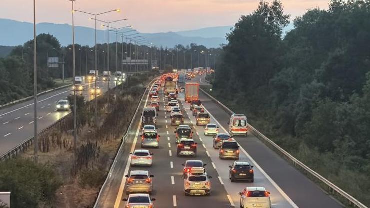 Bayram bitti trafik bitmedi Kilometrelerce kuyruk