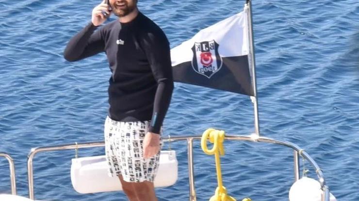 BEŞİKTAŞ DETAYI Gözlerden Uzak Tatil Aras Bulut İynemli Teknesinde Arkadaşını Ağırladı