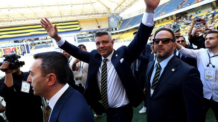 Sadettin Saran, alkışlarla kongreden ayrıldı Sadettin Saran, alkışlarla kongreden ayrıldı