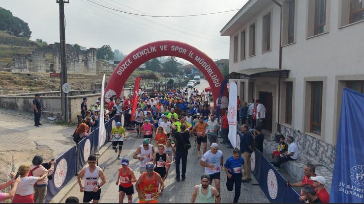 Antik kentin çevresindeki tarihi eserler arasında koştular