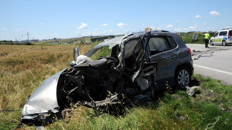 TIR'la çarpışan otomobilin sürücüsü ağır yaralandı TIR'la çarpışan otomobilin sürücüsü ağır yaralandı