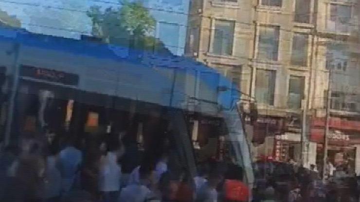 Raylara düşüp tramvayın altında kalan çocuk öldü
