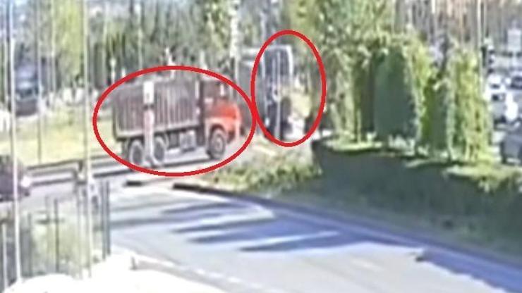 Kamyon ile tramvayın çarpışması kamerada; 5 yaralı