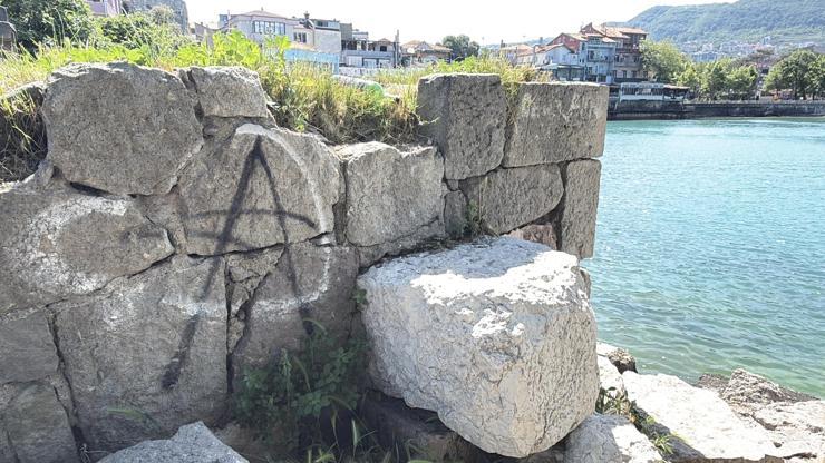 Amasra’da tarihi 'Direkli Kaya’ya boyayla zarar verdiler Amasra’da tarihi 'Direkli Kaya’ya boyayla zarar verdiler