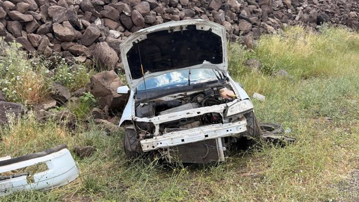Şanlıurfa'da şarampole devrilen otomobilin sürücüsü yaralandı Şanlıurfa'da şarampole devrilen otomobilin sürücüsü yaralandı
