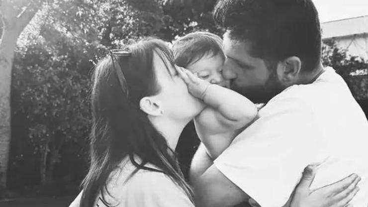 Gizem Karaca’dan kalpleri ısıtan aile pozu: Kızlarını öpücüklere boğdular