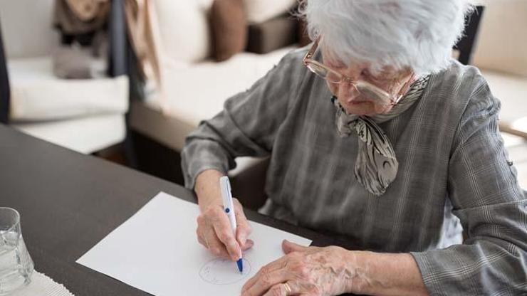 ALZHEİMER BÖYLE BAŞLIYOR Demansın SİNSİ İZLERİNİ Ortaya Çıkaran İLK İPUCU Açıklandı Anlamanın Yolu İşte Bu Yöntemmiş Gözle Görülmeyen DEMANS Sinyalleri