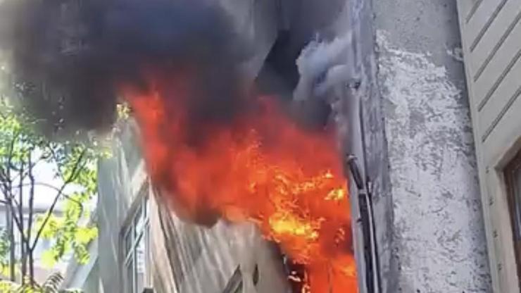 Kağıthanede derin dondurucudan çıktığı iddia edilen yangında daire kullanılamaz hale geldi