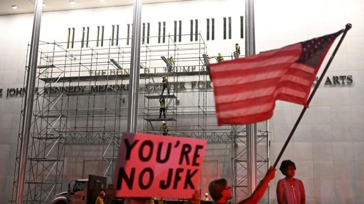 Ve tabeladan çıkarıldı: O binada artık Trump’ın adı yok