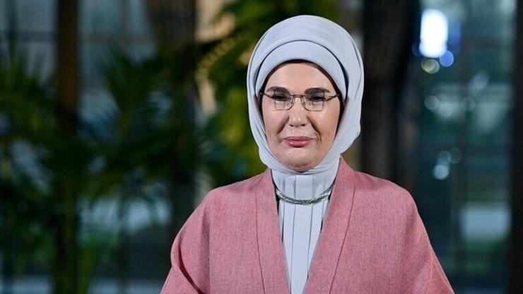 Emine Erdoğan'dan Bakan Kurum'a tebrik Emine Erdoğan'dan Bakan Kurum'a tebrik