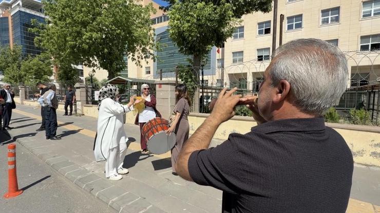 24 yıllık evliliğinin bitişini davul zurnayla kutladı