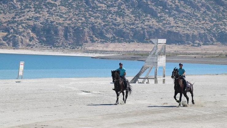 Salda Gölünde atlı jandarma ekibi göreve başladı
