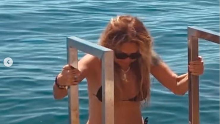 Yonca Evcimik Karadağ’da Yaz Sezonunu Açtı 62 Yaşında Formuyla Şaşırttı