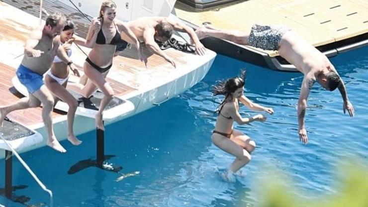Bodrum’da Tekne Keyfi Yasemin-İdo Tatlıses ve Zehra Çilingiroğlu Aynı Güvertede Buluştu