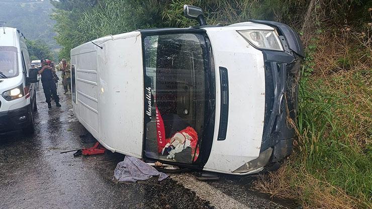 İzmir'de işçi servisi devrildi; 1 ölü 10 yaralı İzmir'de işçi servisi devrildi; 1 ölü 10 yaralı