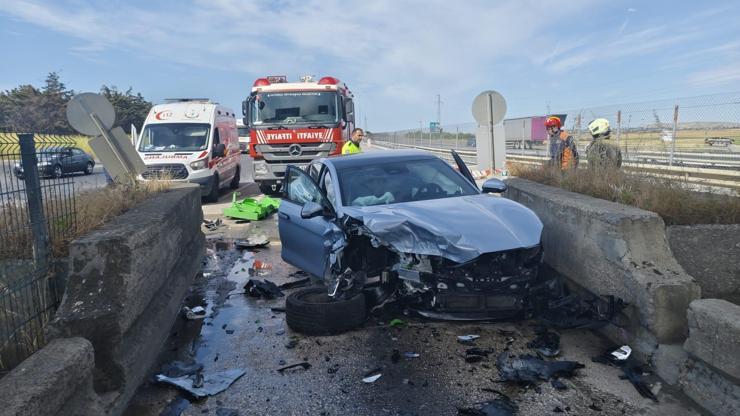 Silivri'de sürücüsünün direksiyon hakimiyetini kaybettiği otomobil gişelere çarptı Silivri'de sürücüsünün direksiyon hakimiyetini kaybettiği otomobil gişelere çarptı