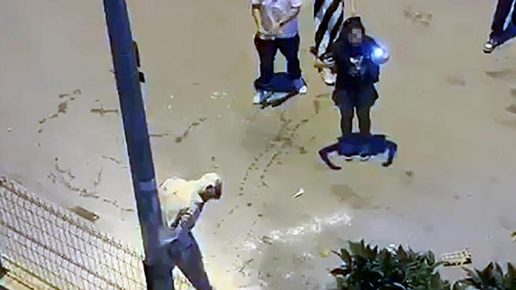 Sokak ortasında akran zorbalığı Direğe bağlayıp, üzerine un ve sıvı yağ döktüler