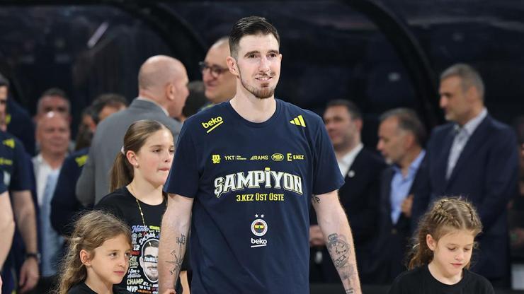 Nando De Colo, parkelere veda etti Nando De Colo, parkelere veda etti