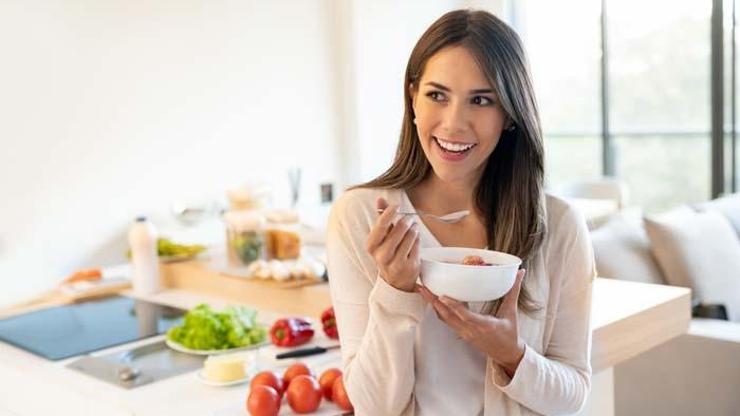 40 YAŞ SONRASI BESLENME TÜYOLARI: Güçlü Metabolizma, Hormon Dengesi ve Çelik Gibi Kemikler İçin Yeni Kurallar Devrede