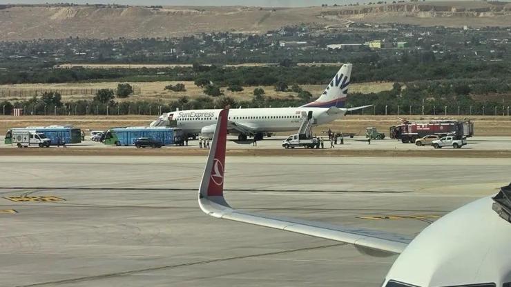 Gaziantep! Uçağın inişi sırasında lastiği patladı Gaziantep! Uçağın inişi sırasında lastiği patladı
